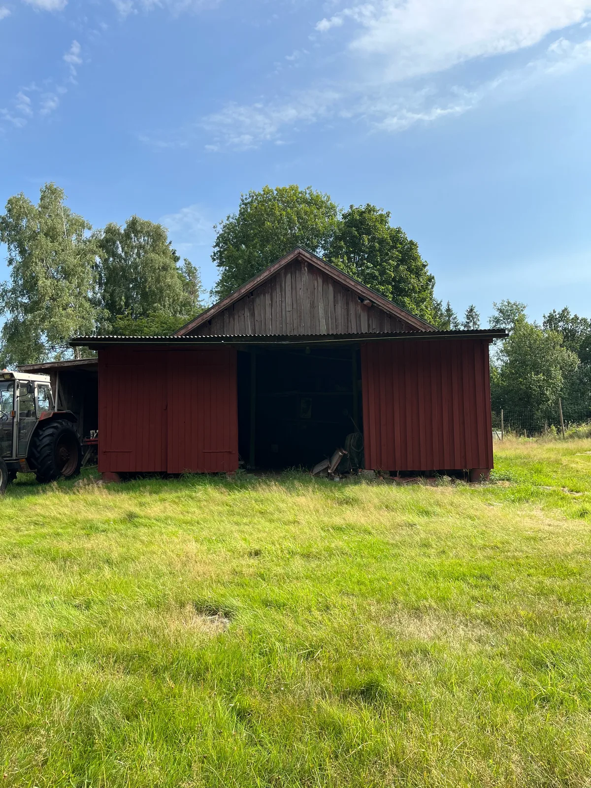 Ladugårdens framsida efter fasadmålning av Bygdens Målartjänst i Floda, med jämn och skyddande färg.