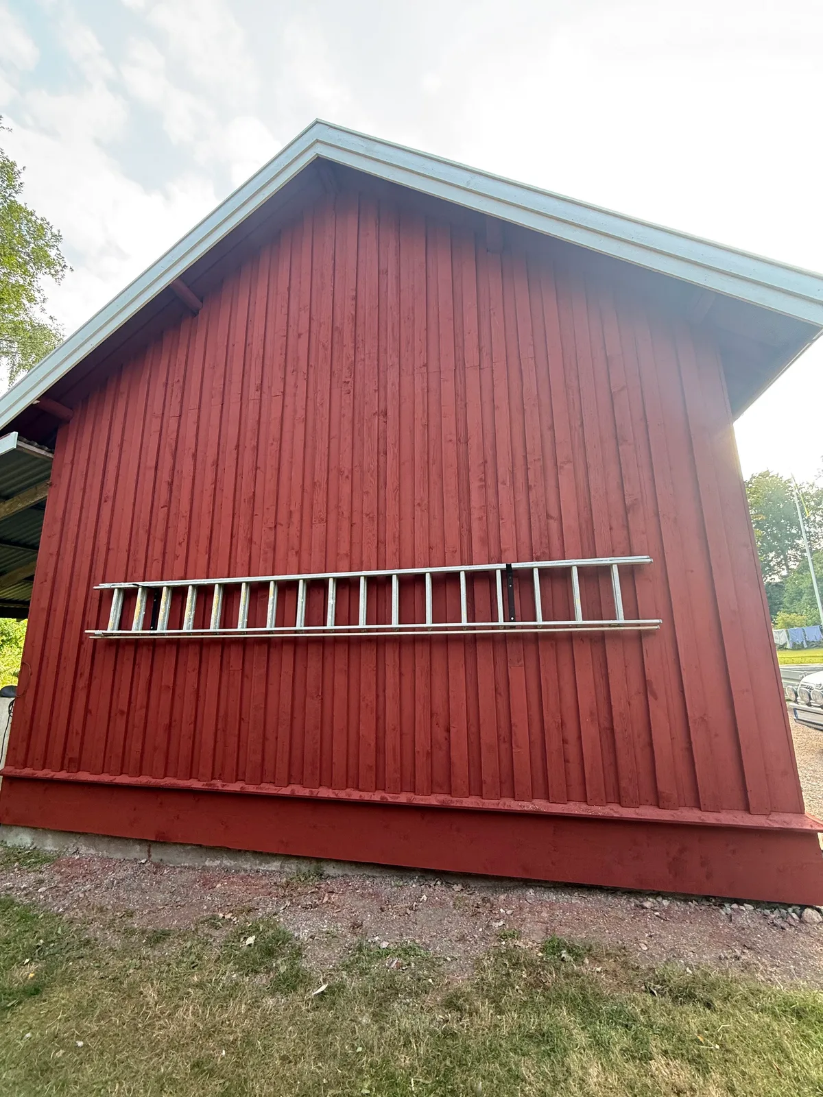 Ekonomibyggnadens gavel efter fasadmålning, med skyddande och jämn färg.