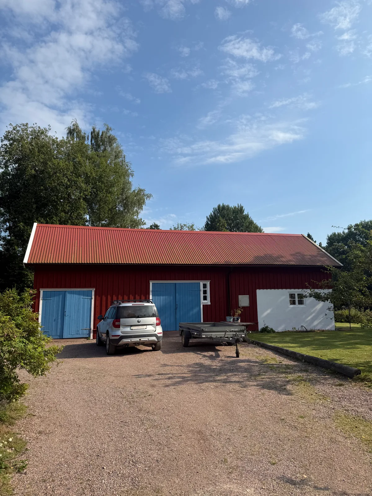 Ekonomibyggnadens långsida efter fasadmålning av målare i Floda, med prydliga och nymålade ytor.